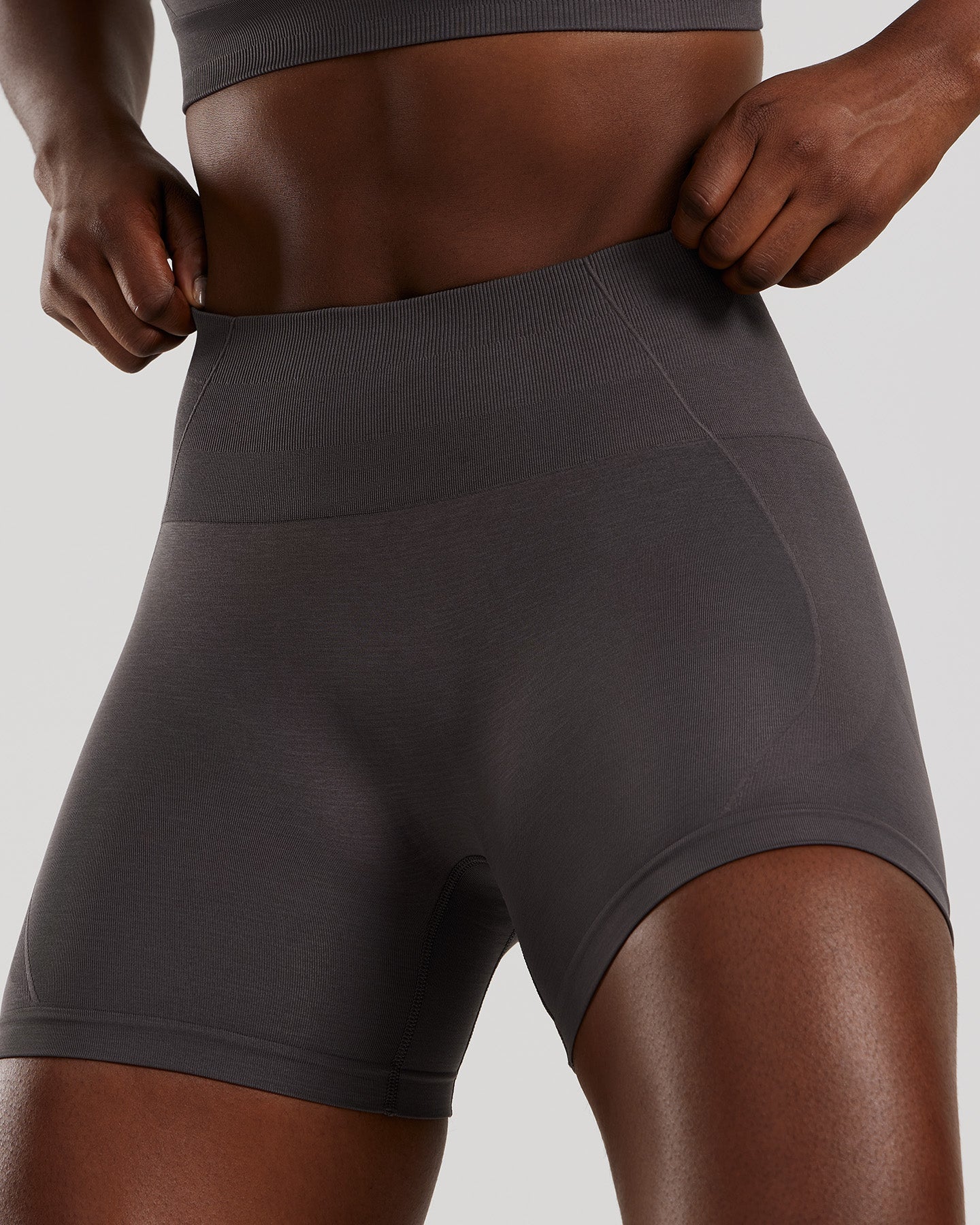 Define 2.0 High Waist Scrunch Shorts 4" | Graphite - Image 3